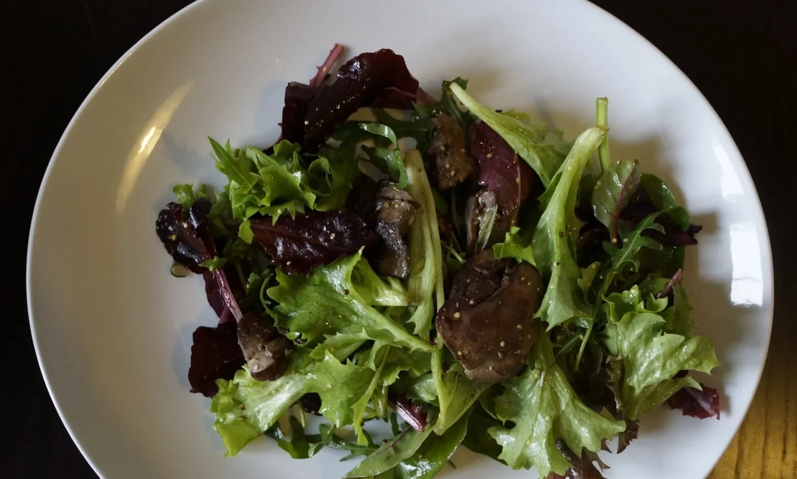 Salade de foies de volaille — photographie originale