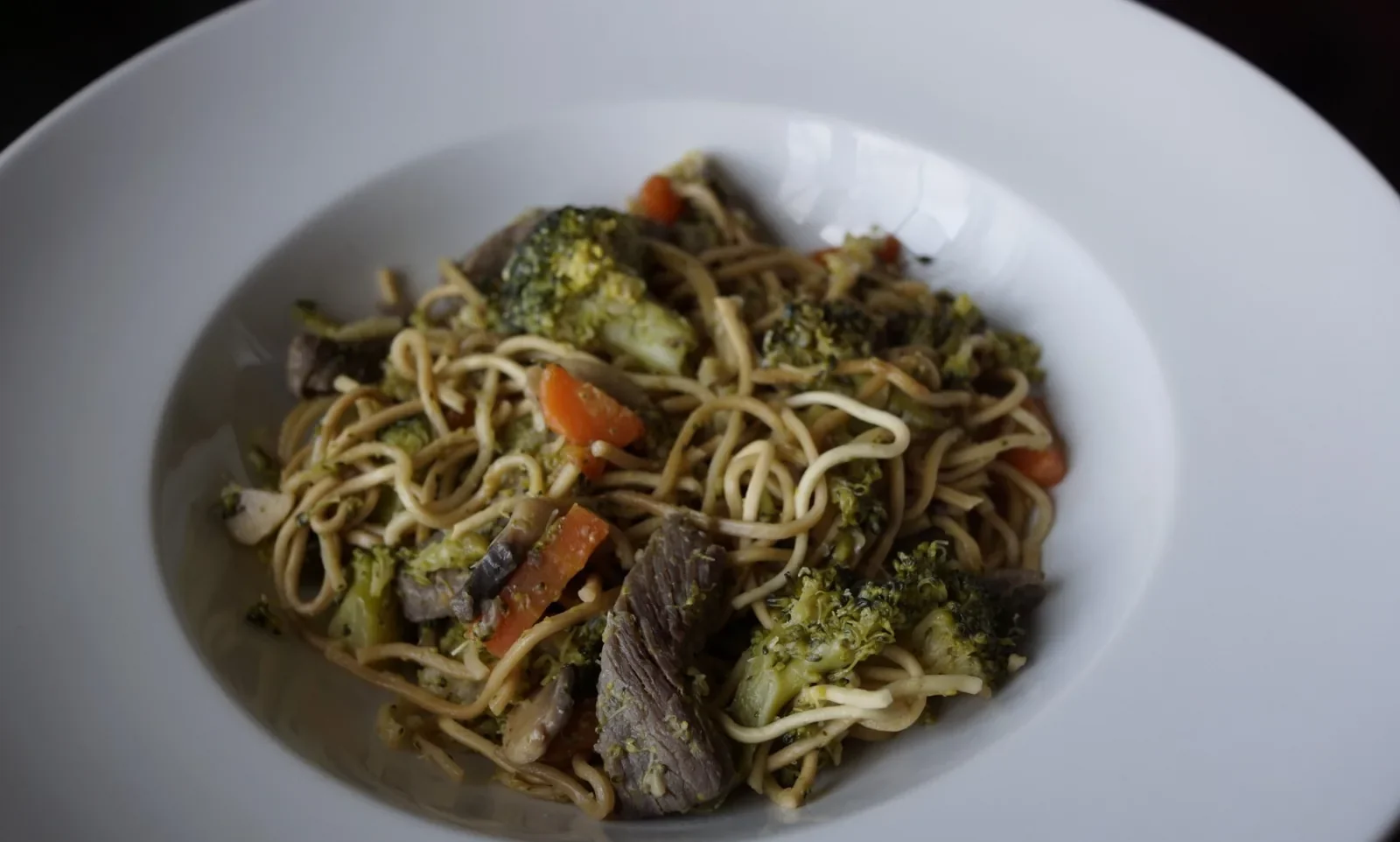 Nouilles sautées au boeuf — photographie originale
