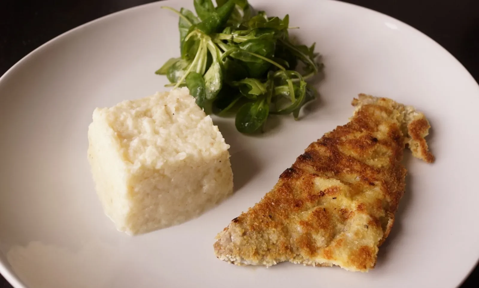 Escalopes de veau à la milanaise et purée de céleri — photographie originale