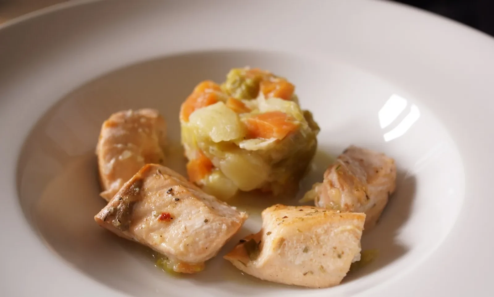 Saumon mariné au citron et légumes divers — photographie originale