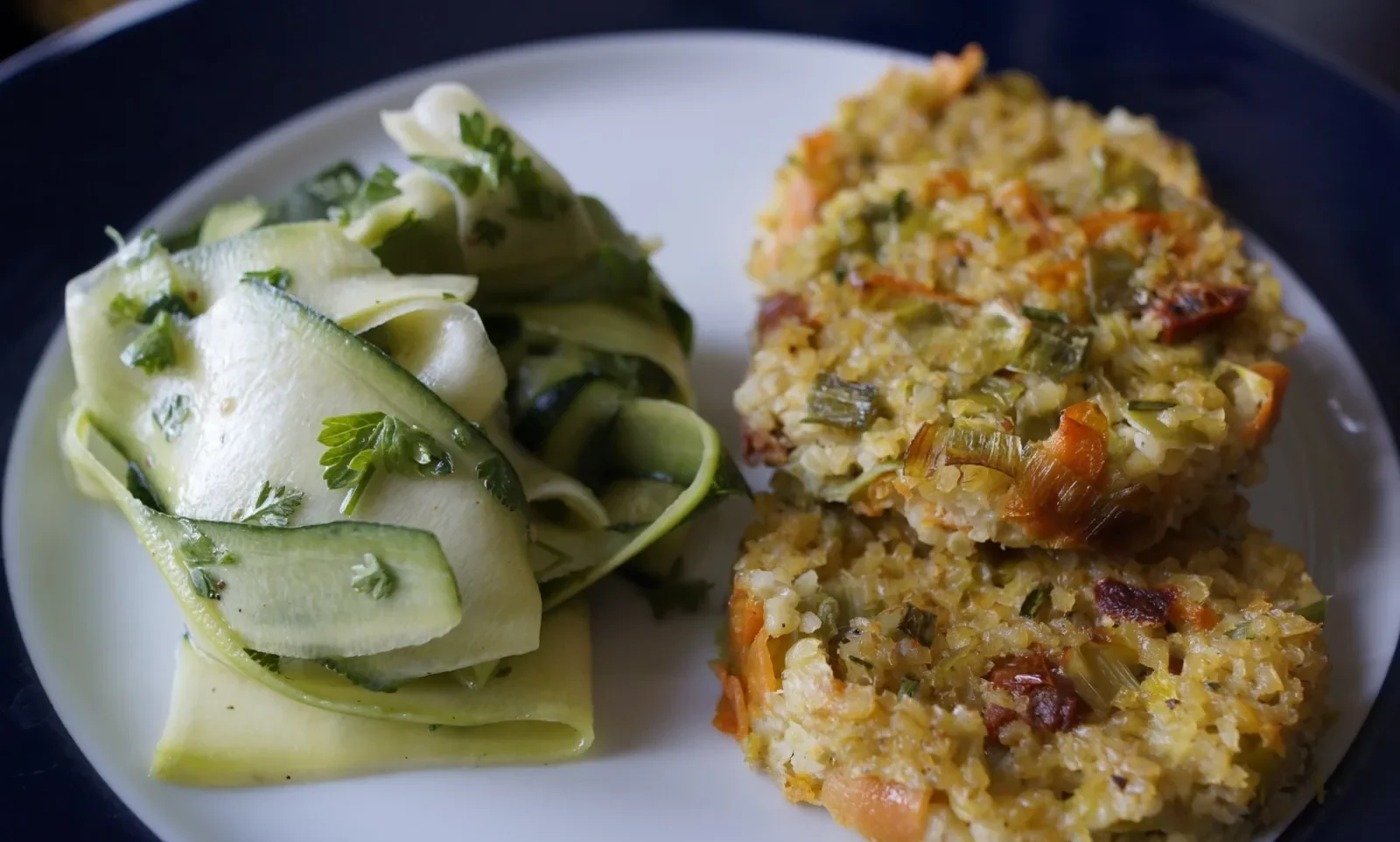 Galette de boulgour aux carottes, poireaux et tomates confites — photographie originale