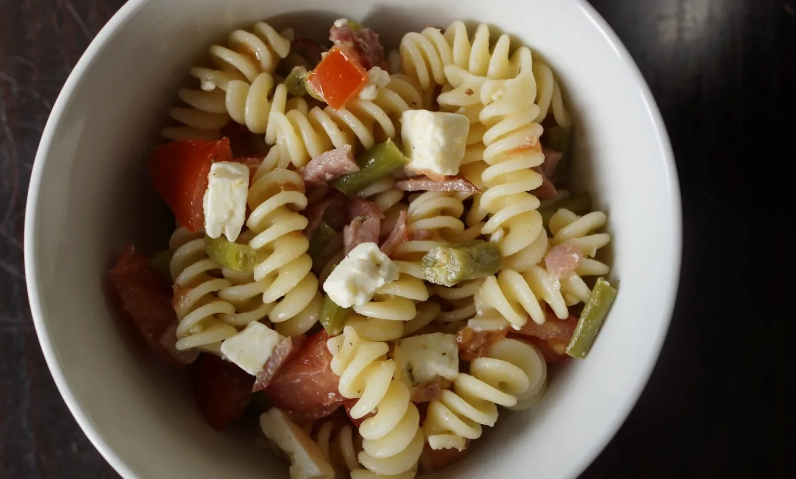 Salade de pâtes, tomates, haricots, fêta et bacon — photographie originale