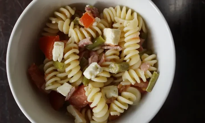 Photographie : Salade de pâtes, tomates, haricots, fêta et bacon
