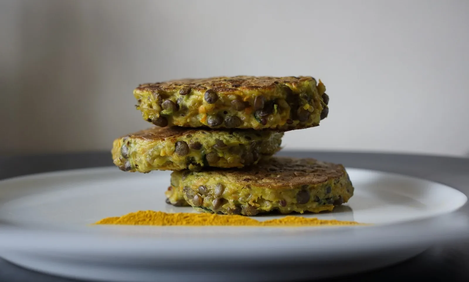 Galettes de lentilles aux légumes — photographie originale