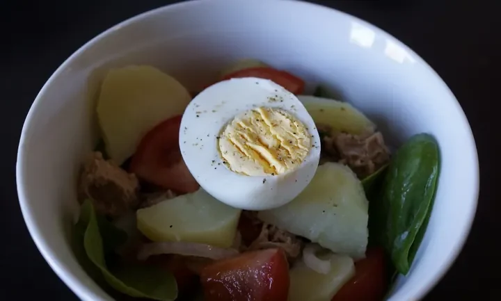 Photographie : Salade de thon aux pousses d'épinards