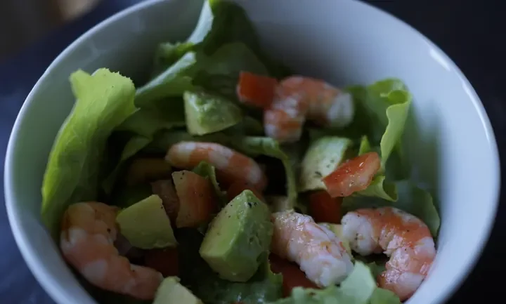 Photographie : Salade de crevettes et avocat