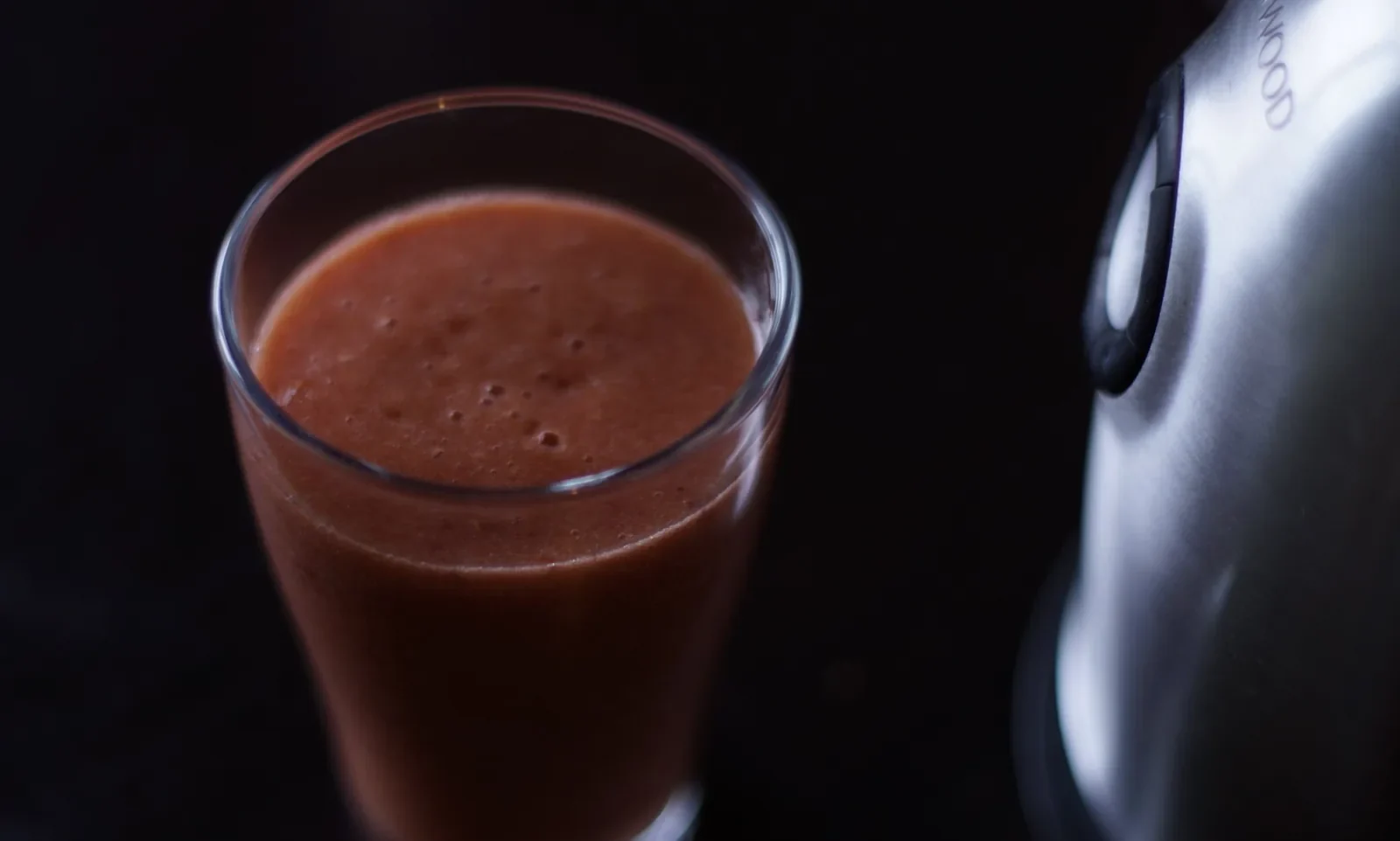 Smoothie abricots pêches melon et framboises — photographie originale
