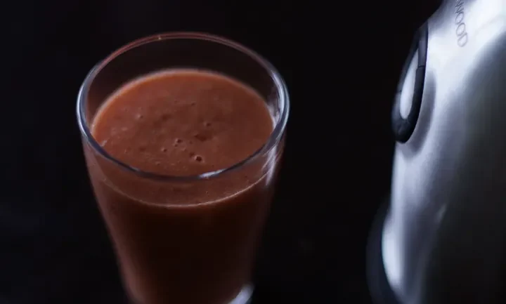 Photographie : Smoothie abricots pêches melon et framboises