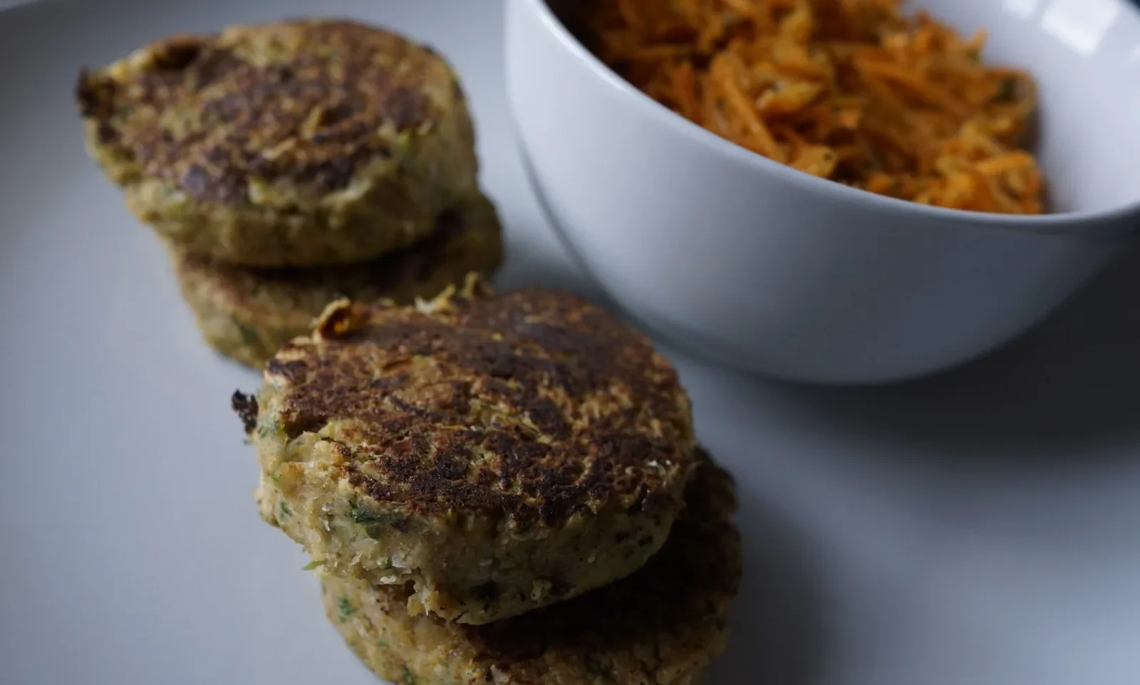 Galettes aux pois chiches et à la courgette — photographie originale