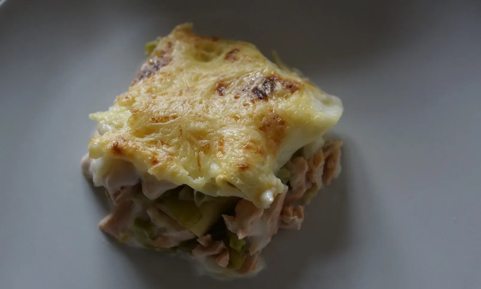 Lasagne au saumon et fondue de poireaux — photographie originale