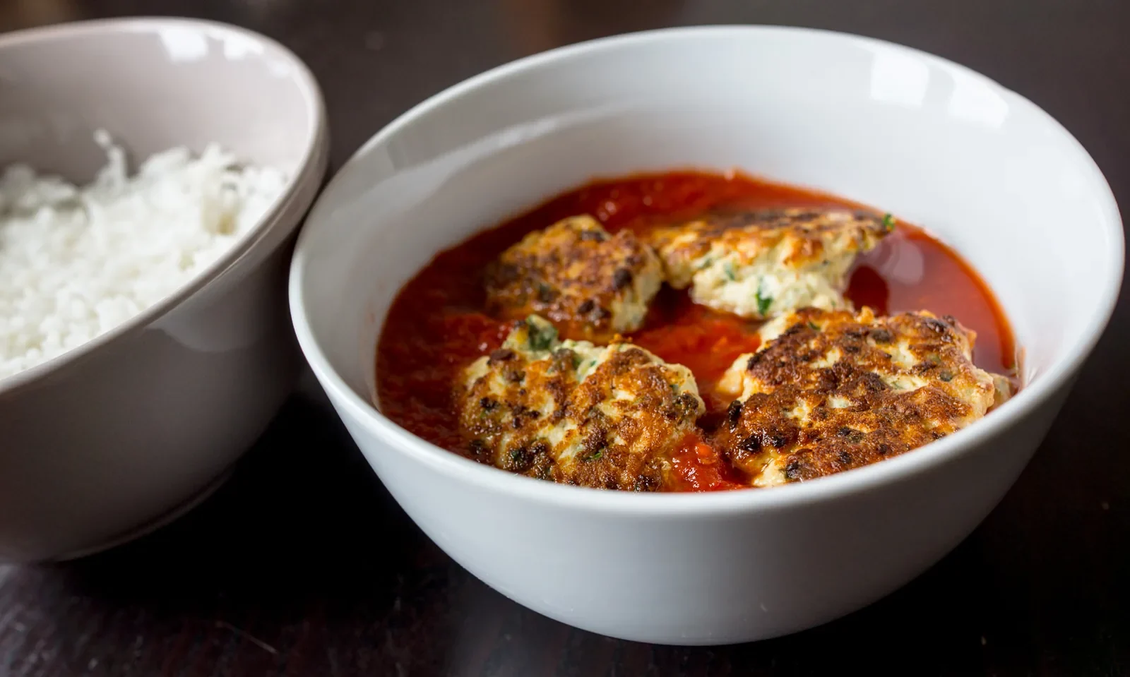 Boulettes de volaille sauce tomate — photographie originale