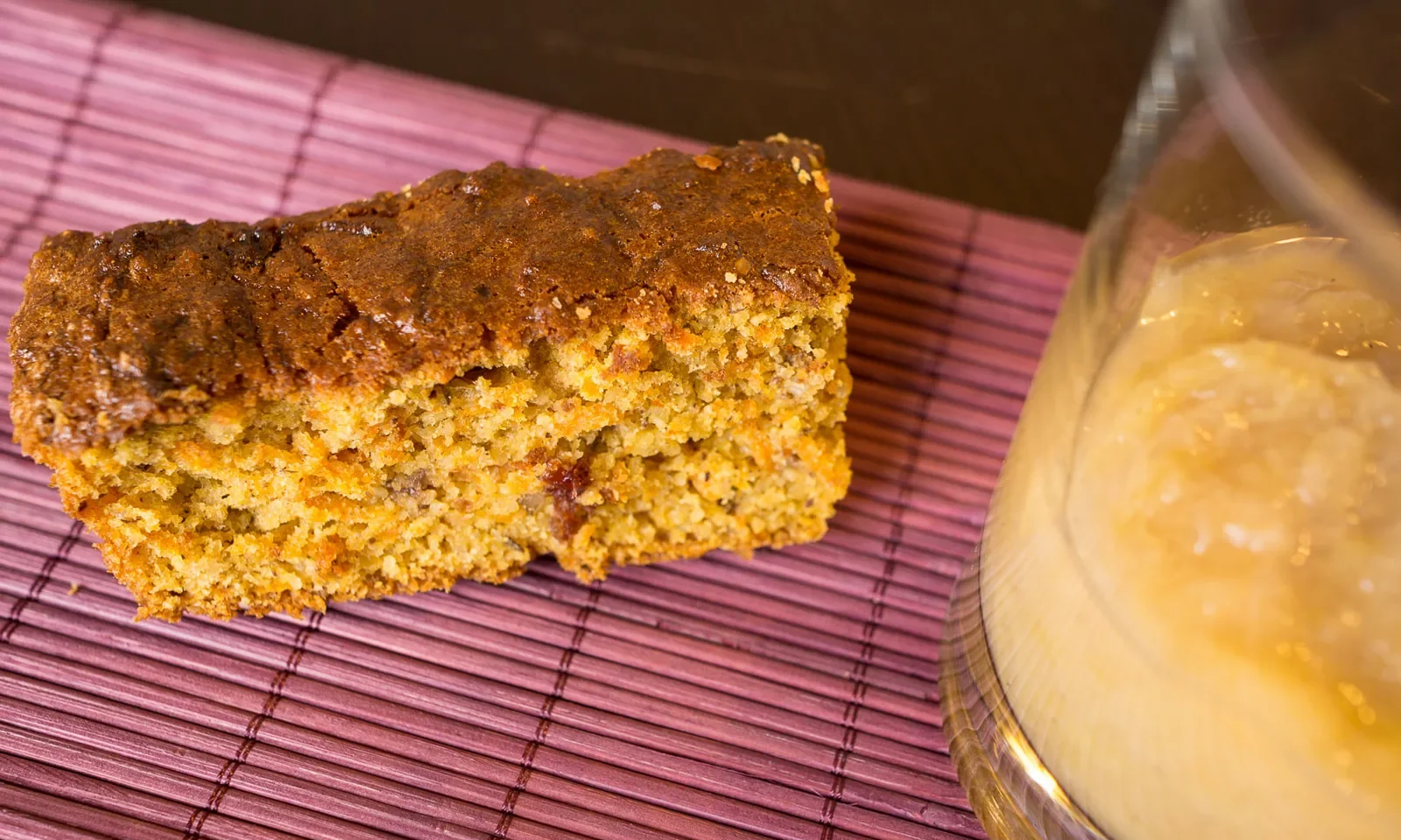 Carott cake et compote vanillée pommes-rhubarbe — photographie originale