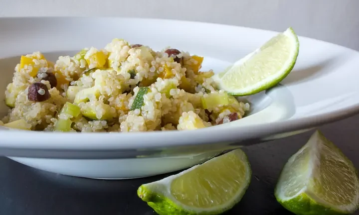 Photographie : Salade de quinoa, légumes et amandes grillées