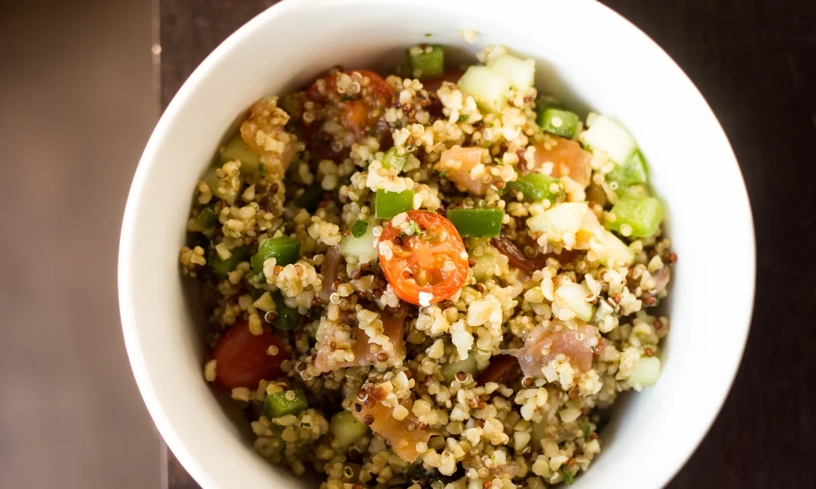 Salade complète au saumon fumé — photographie originale
