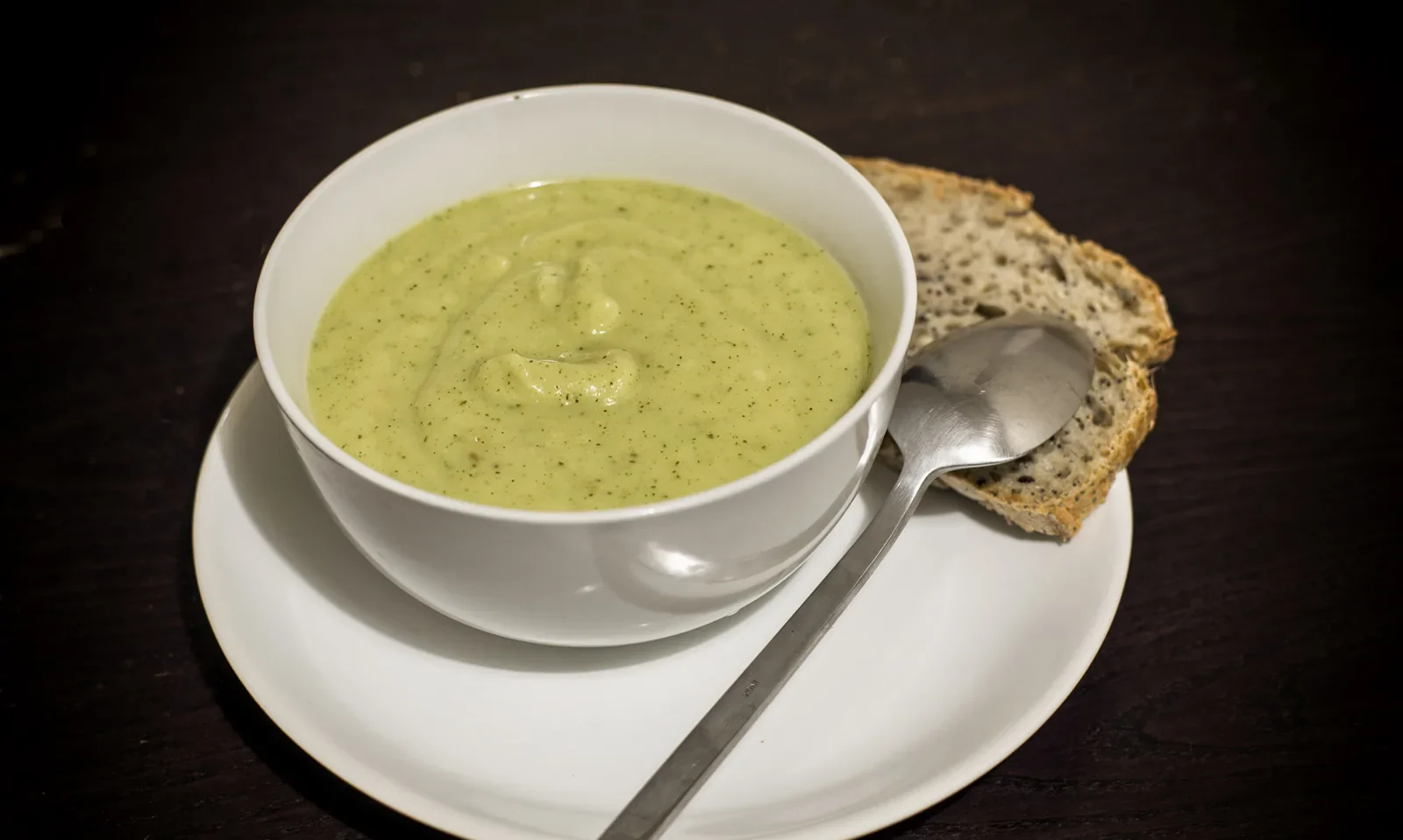 Velouté céleri-courgette-curry — photographie originale