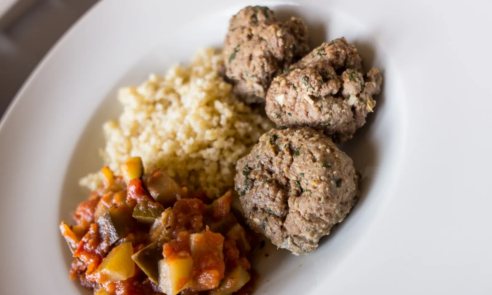 Boulettes de bœuf épicées — photographie originale