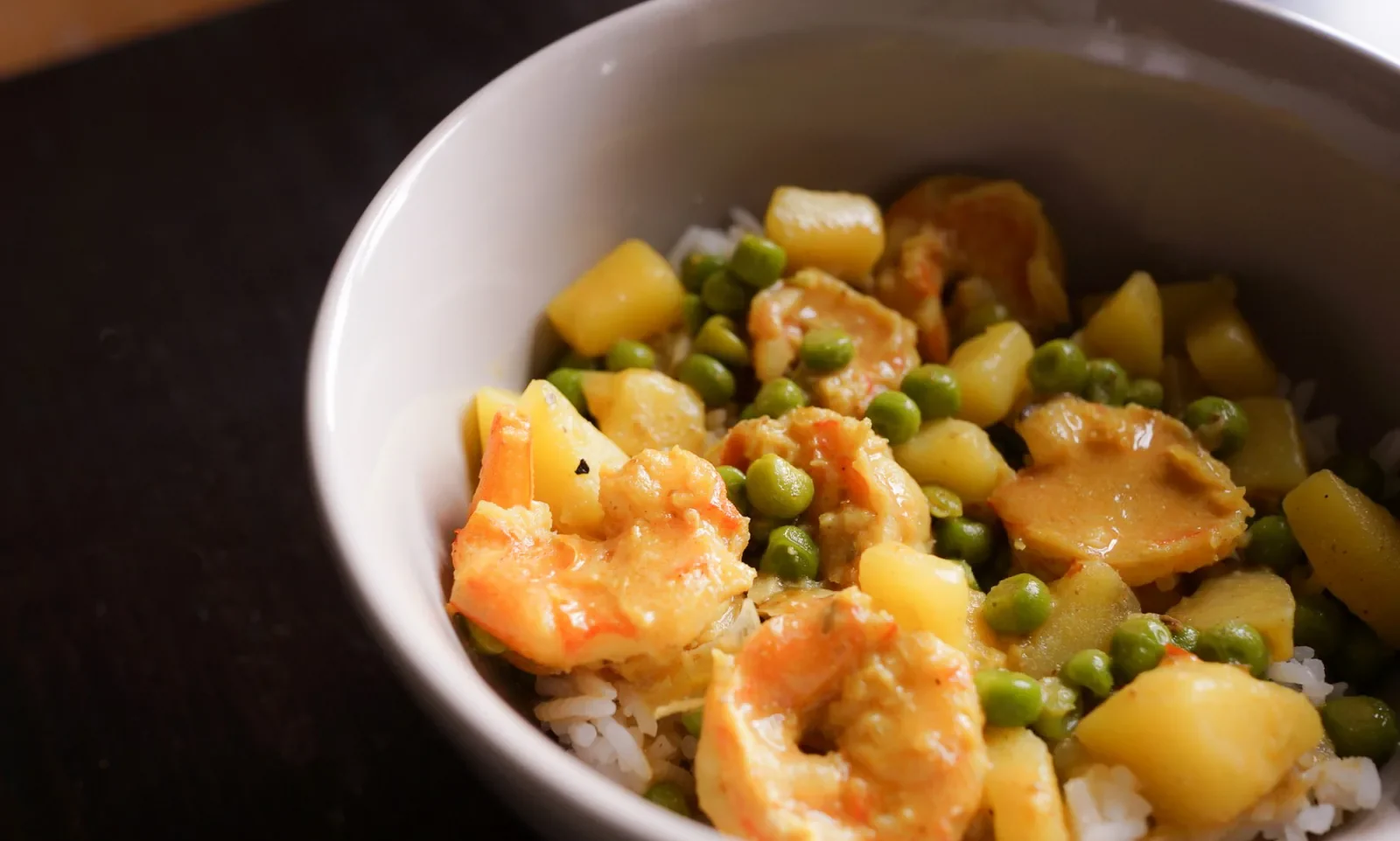 Crevettes au curry avec pommes de terre et petits pois — photographie originale