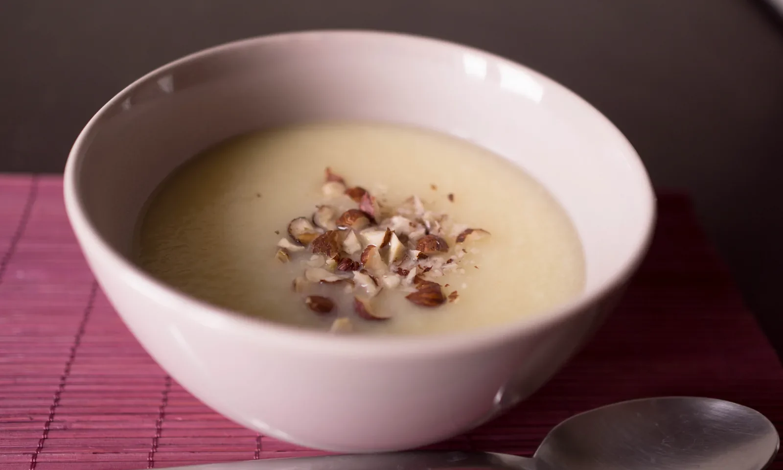 Soupe de panais aux noisettes — photographie originale