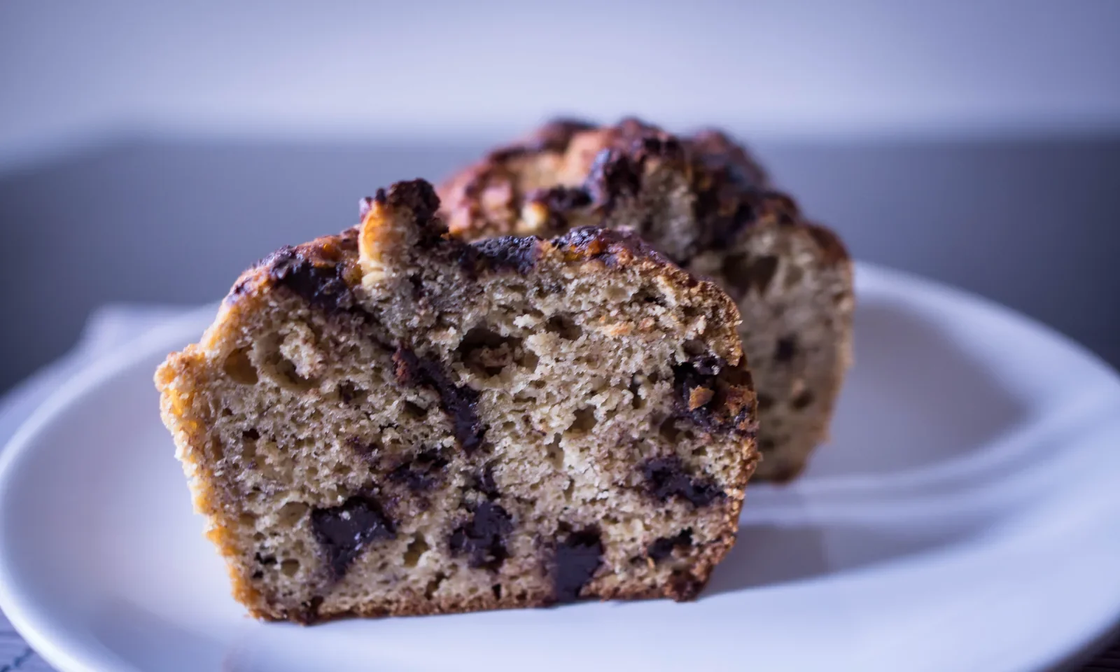 Banana bread aux pépites de chocolat — photographie originale