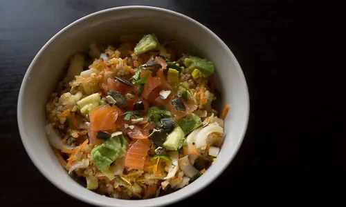 Salade "détox" au quinoa, endives, carottes, avocats et saumon fumé — photographie originale