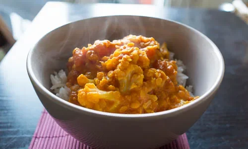 Curry de chou fleur, lait de coco et lentilles corail — photographie originale
