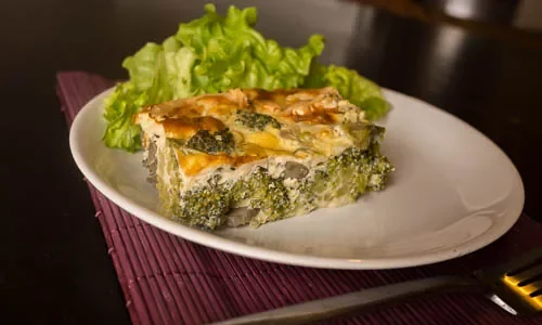 Gratin de brocoli et de champignons à la ricotta et au chèvre — photographie originale