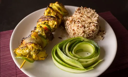 Brochettes de poulet & légumes grillés — photographie originale