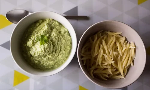 Pesto de courgettes crues — photographie originale