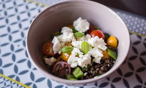 Photographie : Salade de lentilles beluga et fêta
