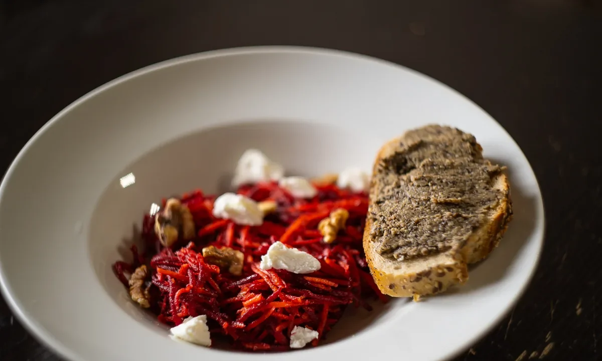 Pâté végétal aux lentilles beluga et champignons — photographie originale