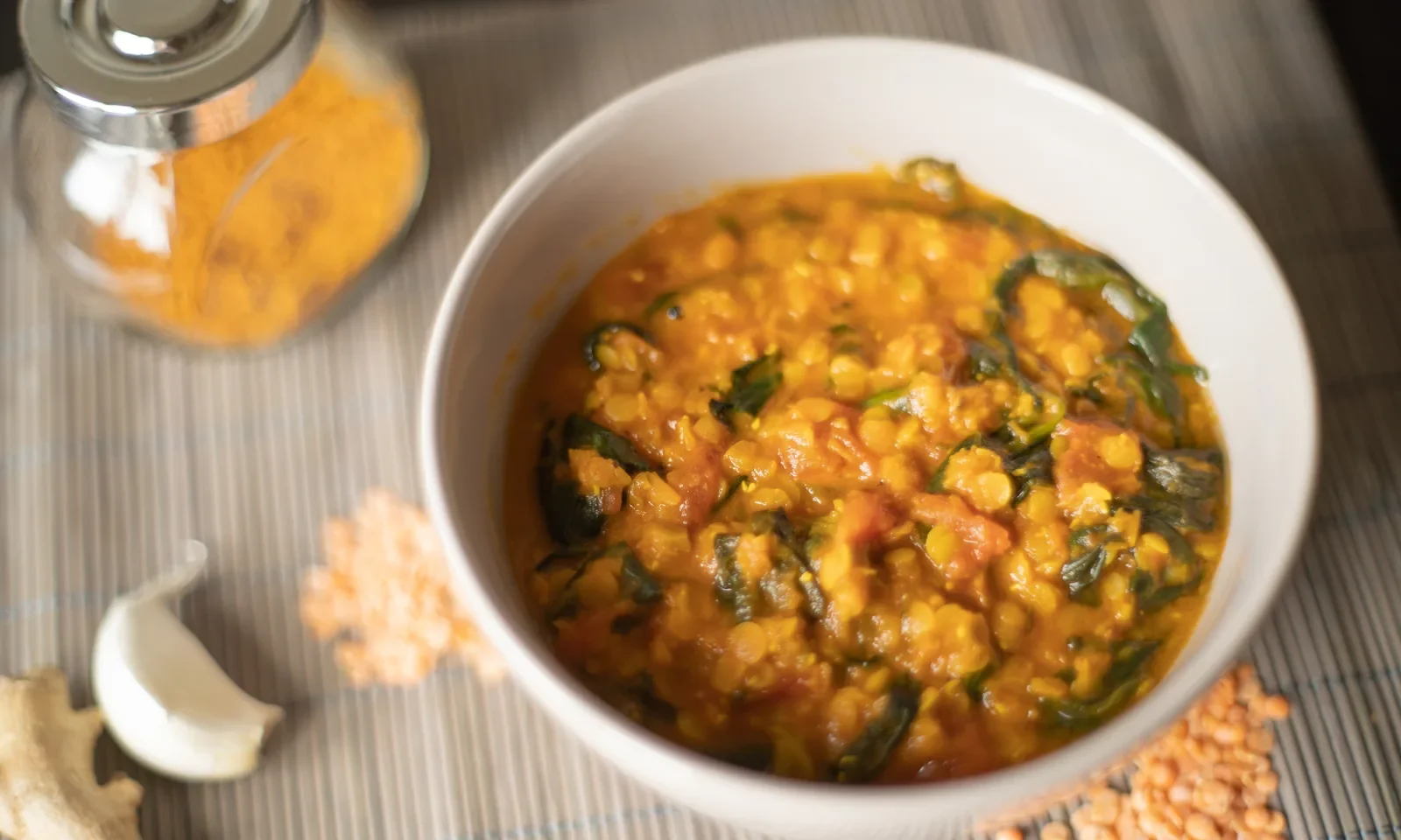 Dahl de lentilles corail aux épinards — photographie originale