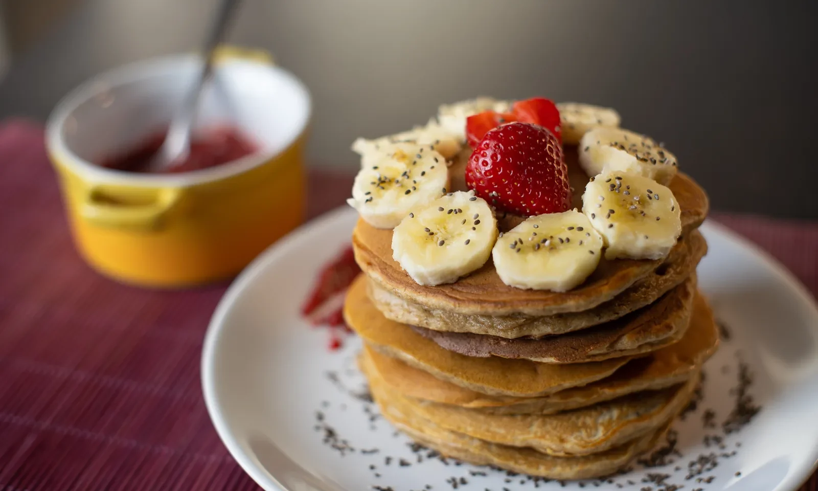 Pancakes à la banane et confiture de fraises aux graines de chia — photographie originale
