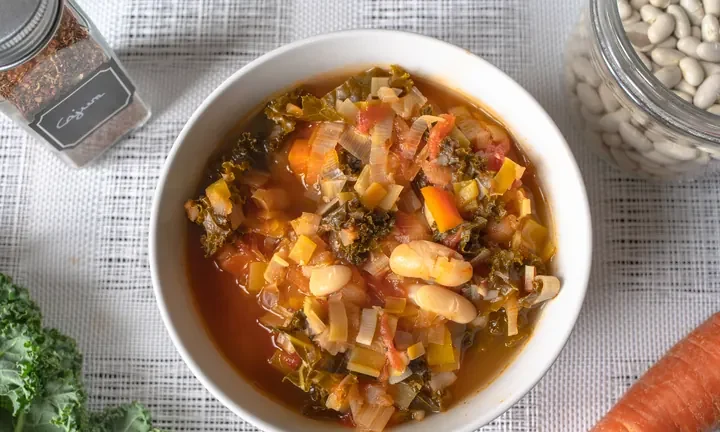 Photographie : Minestrone aux poireaux, chou kale et haricots blancs