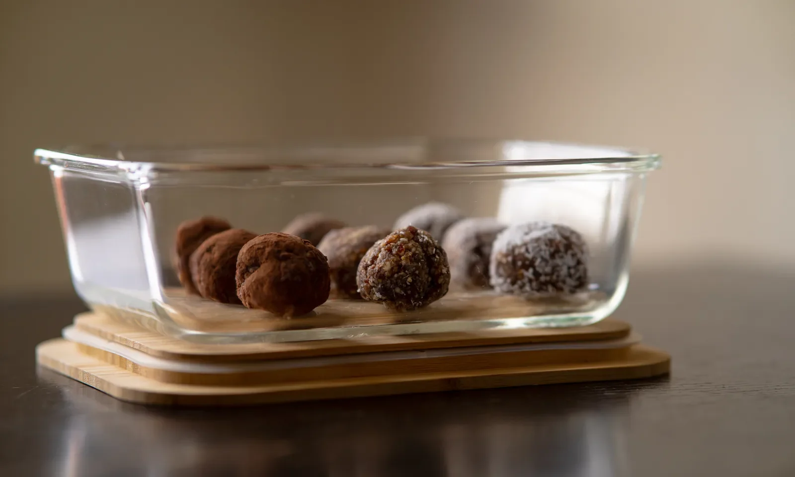 Energy balls aux dattes amandes et noix de coco — photographie originale