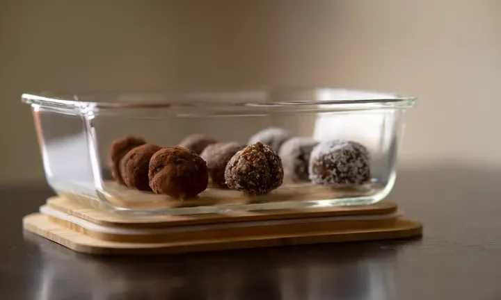 Photographie par Frédérique Holt : Energy balls dattes, amandes et coco
