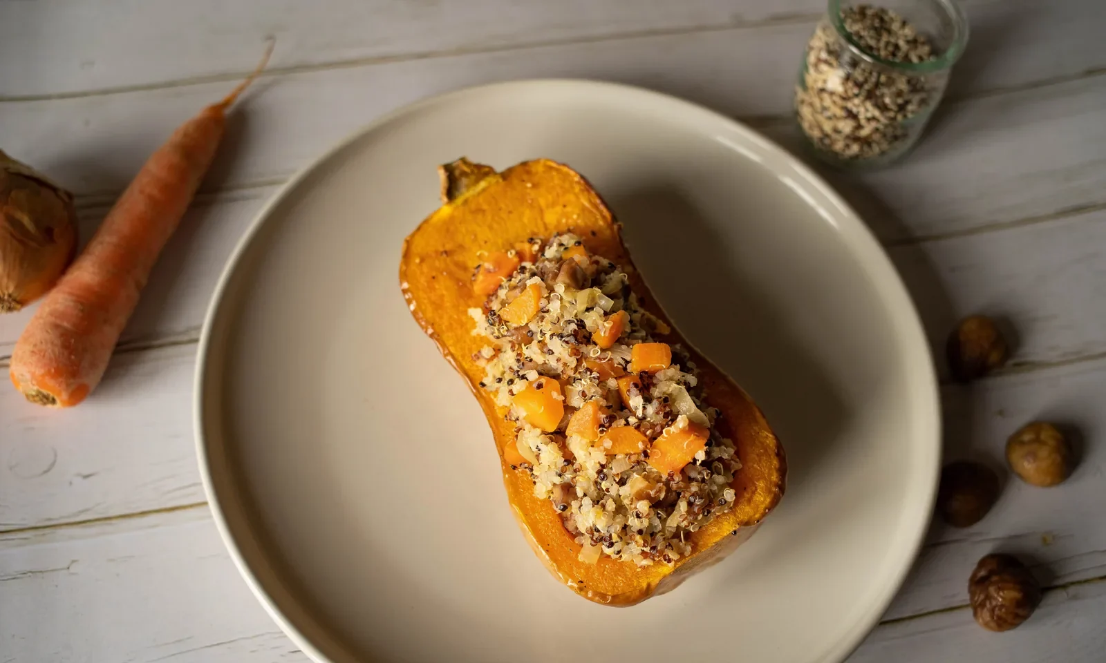 Courge butternut farcie au quinoa et aux châtaignes — photographie originale